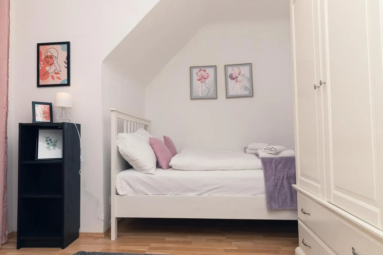 Milky Way Top Floor 2-Bedroom Apartment Air Condition Vienna