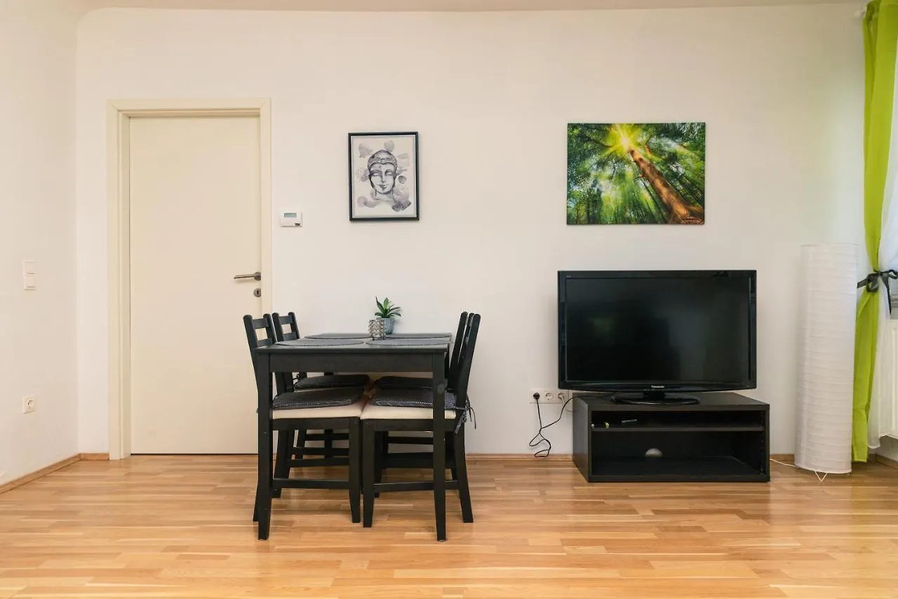 Milky Way Top Floor 2-Bedroom Apartment Air Condition 维也纳