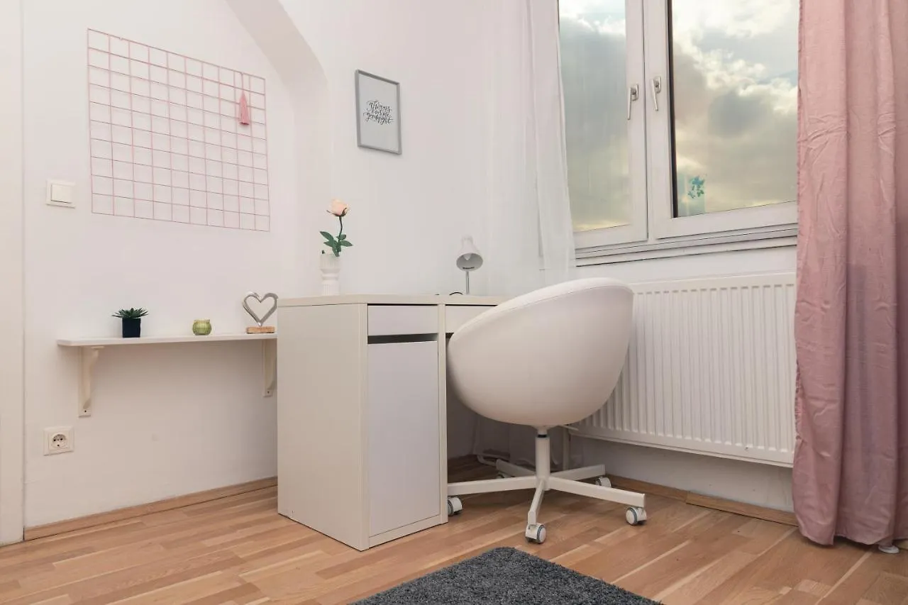 Milky Way Top Floor 2-Bedroom Apartment Air Condition 维也纳